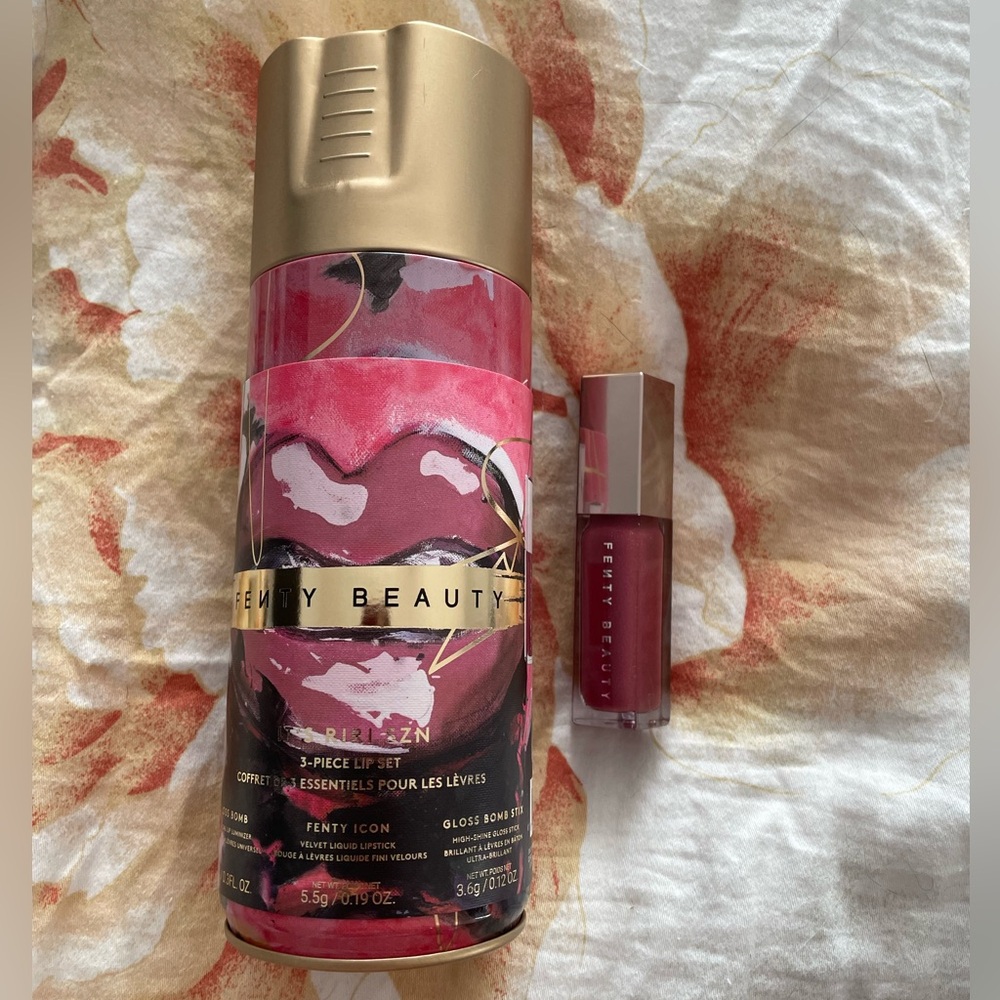 Fenty Gloss Bomb in Riri plus Container